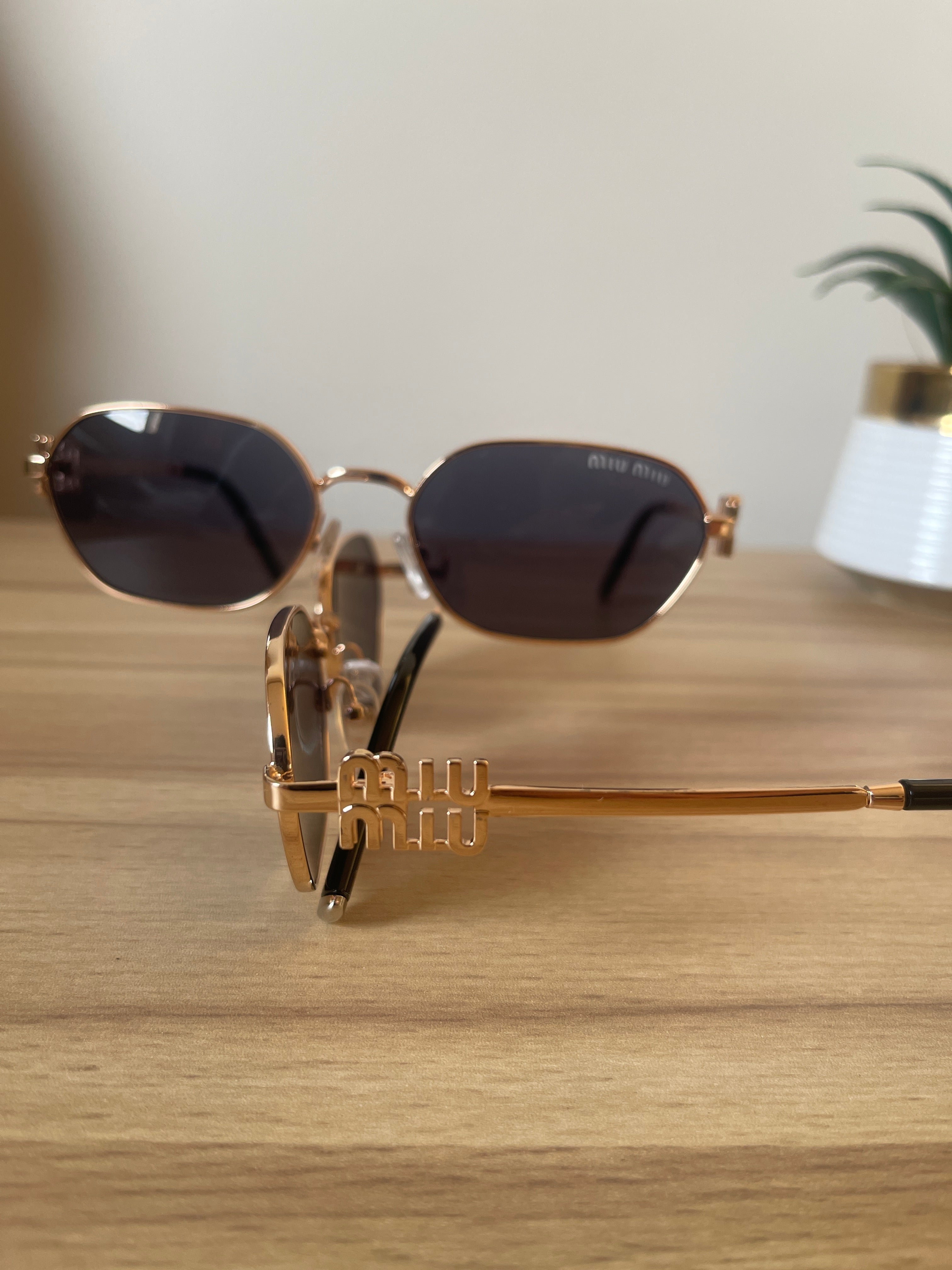 Miu Miu Logo oval-frame