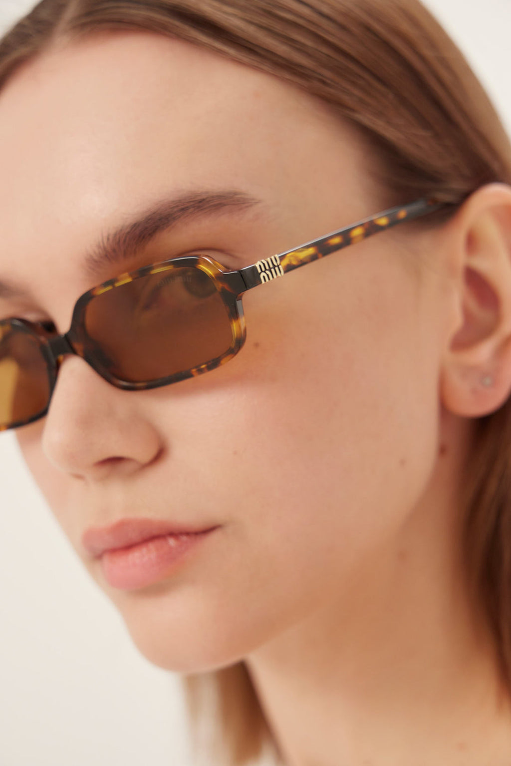 Miu Miu Regard
MU 11ZS 16K5S0 51-16