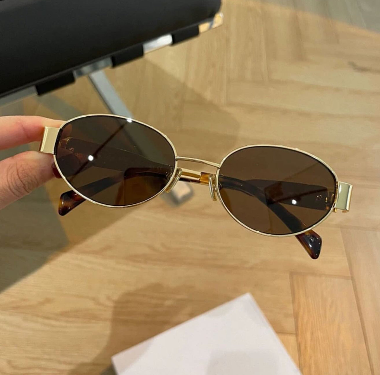 CELINE EYEWEAR
Triomphe Metal 01 oval sunglasses