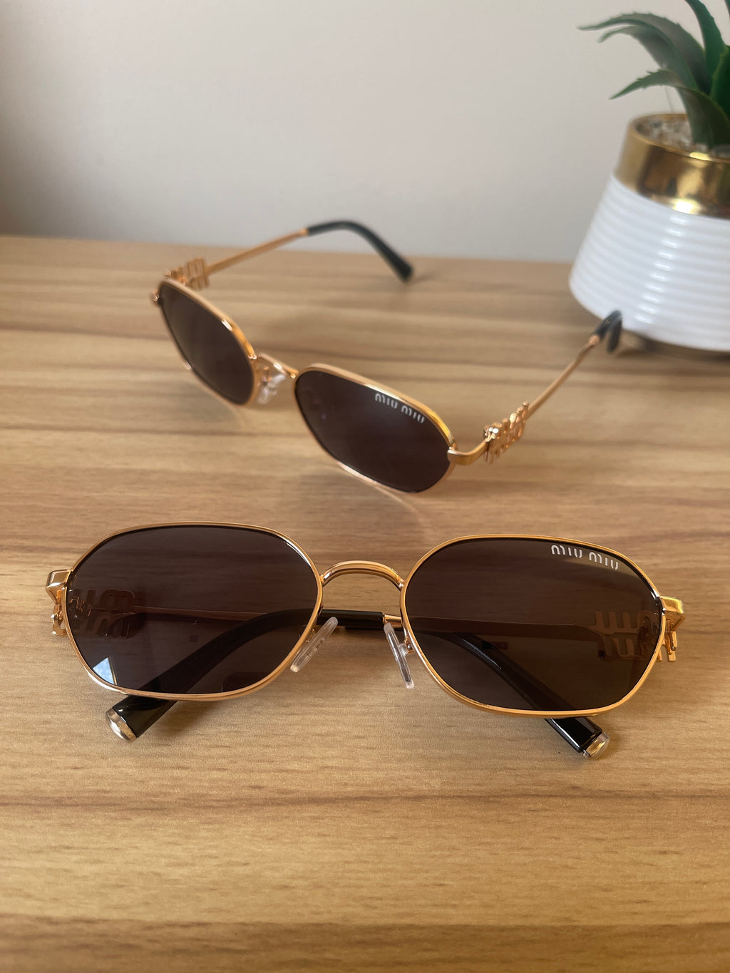 Miu Miu Logo oval-frame