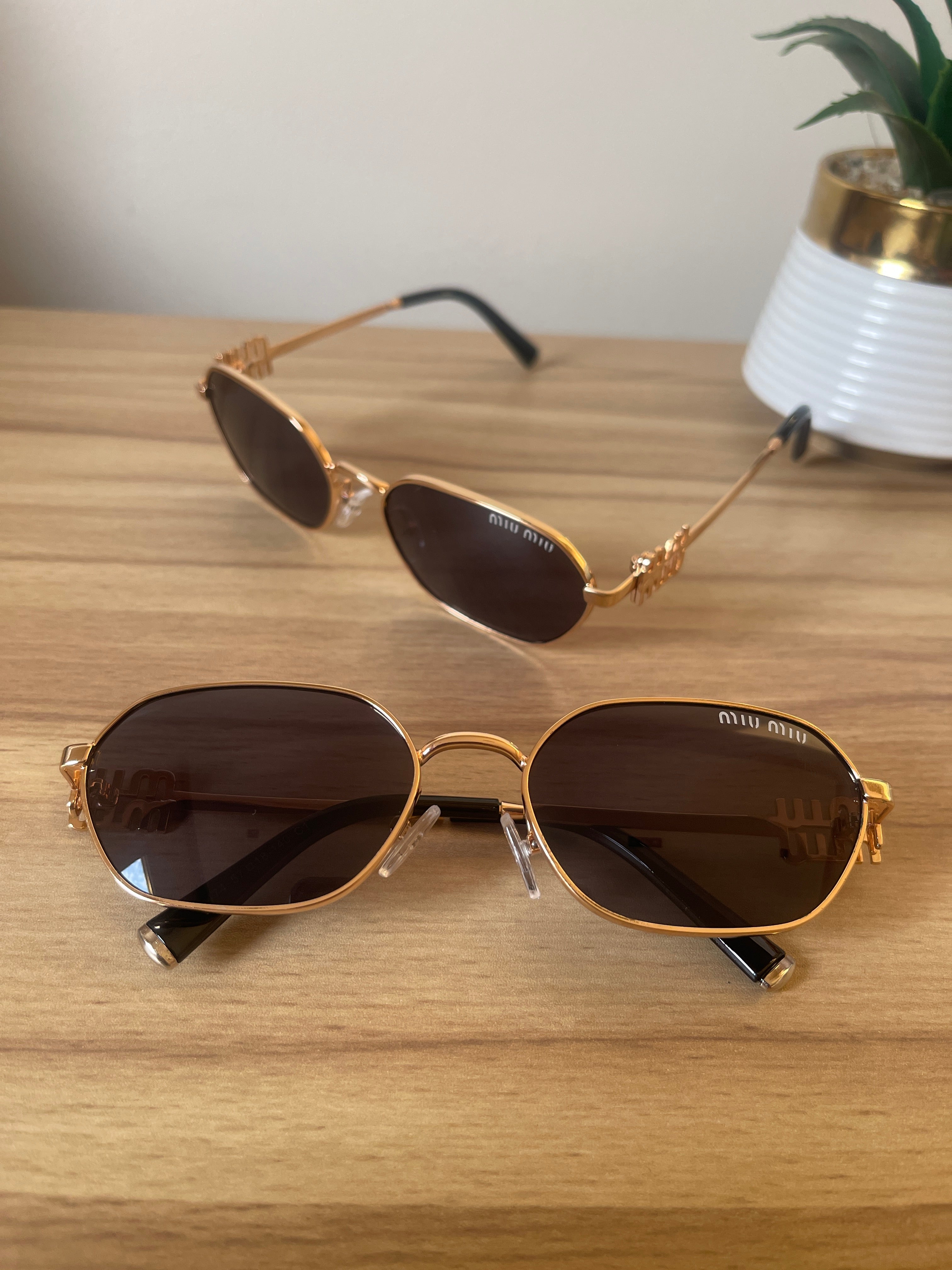 Miu Miu Logo oval-frame